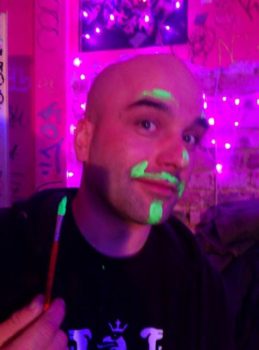 ein Gast mit Gesichtsbemalung