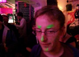 ein Gast mit Gesichtsbemalung