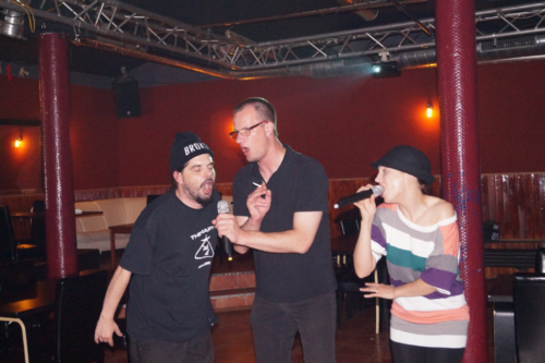 Royce, Speerträger und Frau Fenster beim Karaoke