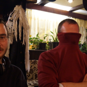 Gast und Speerträger (inkognito mit dem Rollkragen vorm Gesicht)