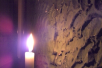 Kerze vor einer rauhen Wand