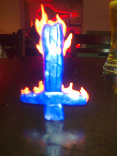 brennendes Kreuz aus blauer Knete