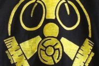 Zeichnung: Melange aus Gasmaske und Atomzeichen