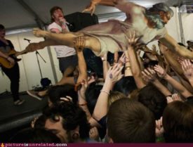 Fotomontage, Darstellung von Gott von Michelangelo als Stagediver