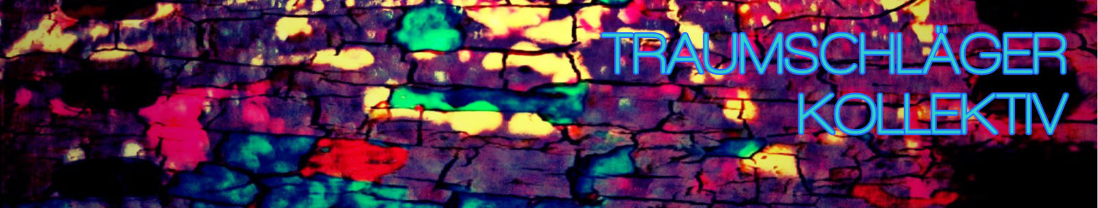 Bearbeitetes Foto: Ursprünglich Lichtflecken auf Straßenpflaster, überlagert mit blau, gelb, rot und einem Grundton von dunklem Violett. Am Rand der Effekt eines Filmnegativ-Streifens, der die Transportlöcher von Analogfilm nachempfindet.