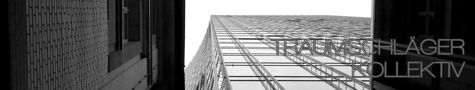 schwarzweiß-Aufnahme. ein altes 2-stöckiges Haus und daneben ein modernes Hochaus mit Glasfassade. Perspektive von unten senkrecht nach oben.