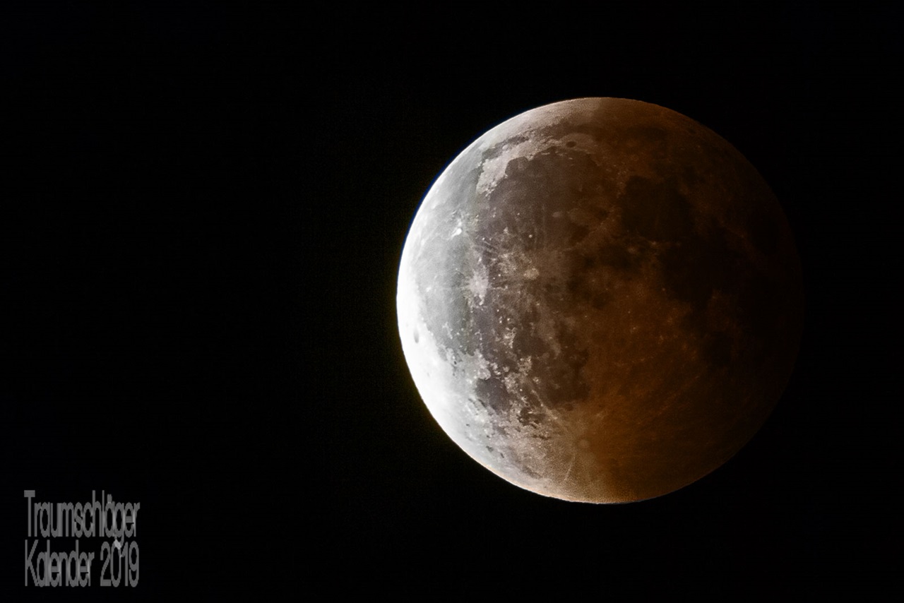 Fotografie vom Vollmond mit recht langer Brennweite, man erkennt gut Täler, Krater und sonstige Details der Mondoberfläche