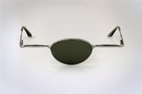 Scherzbild: Sonnenbrille im Piloten-Stil - aber mit nur einem Glas in der Mitte, statt zwei Gläsern links und rechts. Also ein Modell für Zyklopen...?