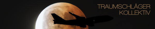 Nachtfoto: Großaufnahme vom Vollmond bzw. Blutmond, er changiert zwischen leuchtend weiß und orangerot. Vor dem Mond zieht als Silhouette ein Flugzeug vorbei, zu erkennen ist nur der Umriss und zwei Positionsleuchten