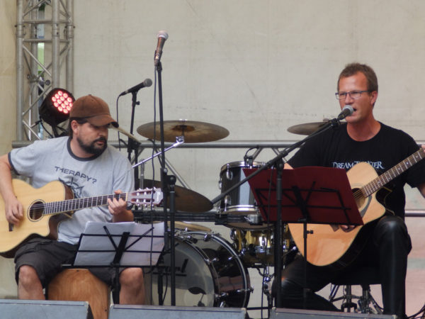 Speerträger und Royce auf der Bühne, beide spielen Gitarre und SPeerträger singt