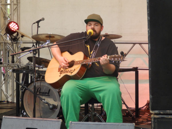 Yohazid mit Gitarre auf der Bühne