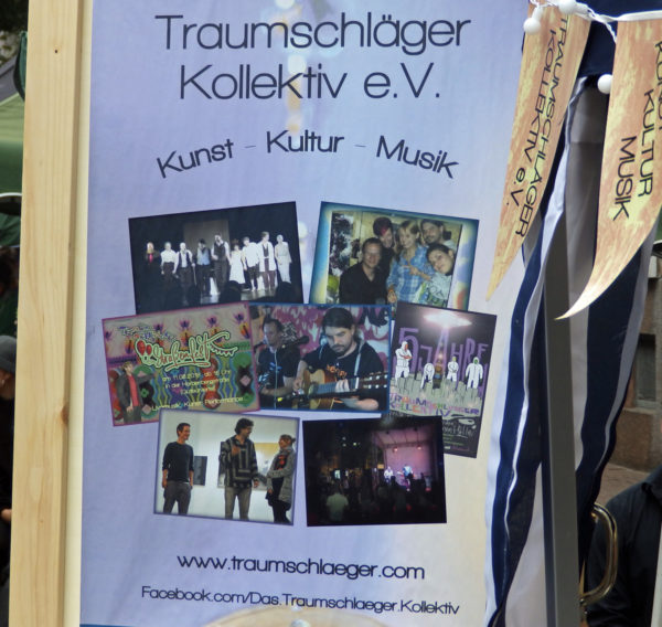 Poster des Traumschläger Kollektivs, drauf nur der Name des Vereins, Kunst-Kultur-Musik, und die Webadresse traumschlaeger.com sowie 7 Bilder aus dem bisherigen Vereinsschaffen: Eine Theateraufführung, ein Auftritt beim Außen*Welt-Festival, der Flyer zum ersten Straßenfest, Speerträger und Royce live bei der 1-Jahres-Party, Flyer zur 5-Jahres-Party, Anmoderation der Ausstellung "Troglodytisch" und Straßenfest 2018 live