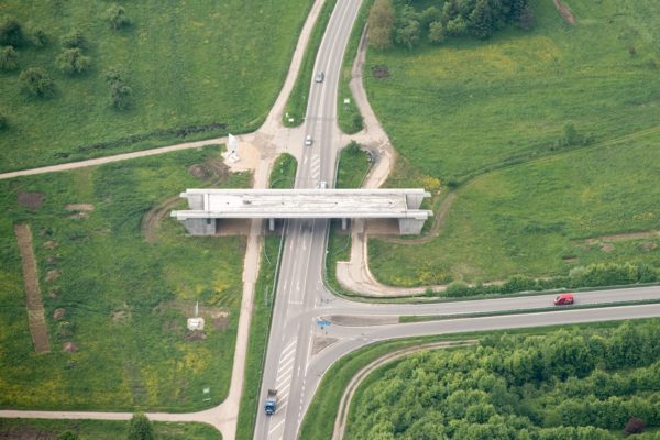 Zunächst nur eine Landstraße mit Einmündung. Über der Kreuzung aber das Fragment einer Brücke. Nur die Straße wird überspannt, das Brückensegment hat keinen Anschluss nirgendwohin.