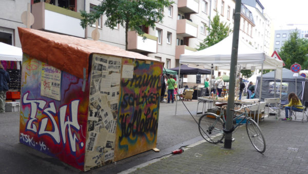 Impression von der anderen Seite des Fests, im Vordergrund die kunterbunte Kino-Box des Traumschläger Kollektivs, und weitere Stände von Kunst- Ausstellern.