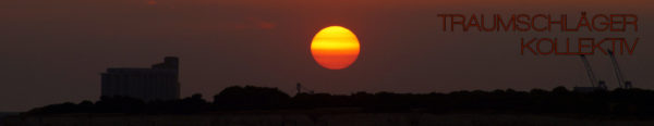 Sonnenuntergang. Eine tiefstehende Sonne stellt sich schon in geld und orange dar, beleuchtet von hinten/unten noch ein paar kleine Schönwetterwolken. Als Silhouette am Horizont sind bauten, mglw. Industriegelände zu erkennen.