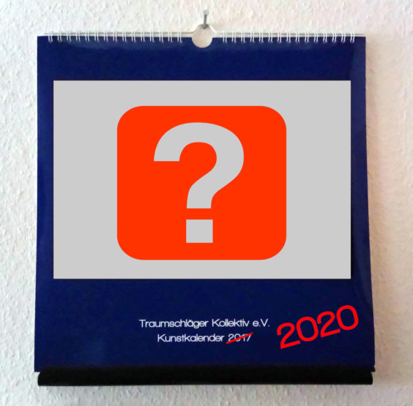 Symboldbild: Wandkalender, als Motiv ein Fragezeichen, und mit der Aufschrift Traumschläger Kollektiv e.V. Kunstkalender 2020 (frühere Jahreszahl 2017 ist durchgestrichen)