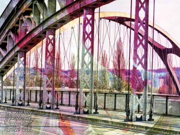 Eine Straßenbrücke aus Stahlfachwerk, oder zumindest die Konstruktion erkennen lassenden Stahlträgern, die von Nieten zusammengehalten werden. Über dem Bild der Brücke liegt eine Überlagerung durch Bildbearbeitung, die Überlagerung ist vornehmlich pink/violett und stellenweise grün und verfärbt das darunterliegende Bild der Brücke, was die Überlagerung darstellt ist (für mich) nicht zu erkennen.