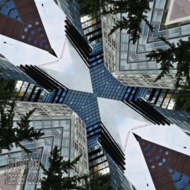 Nachbearbeitetes Bild: Blick von unten an mehreren Hochhäusern hinauf, dieses Bild wurde vierfach gespiegelt. Als Effekt ergibt sich eine Mischung aus Kaleidoskop und enger Häuserschlucht.