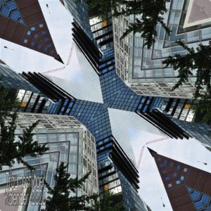 Nachbearbeitetes Bild: Blick von unten an mehreren Hochhäusern hinauf, dieses Bild wurde vierfach gespiegelt. Als Effekt ergibt sich eine Mischung aus Kaleidoskop und enger Häuserschlucht.