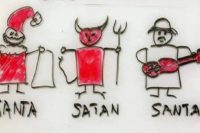 Cartoon: Drei Männchen in einer Reihe: Santa - Satan - Santana, mit den entspr. Attributen Mütze + Sack, Peitsche und Spitzgabel, und Gitarre